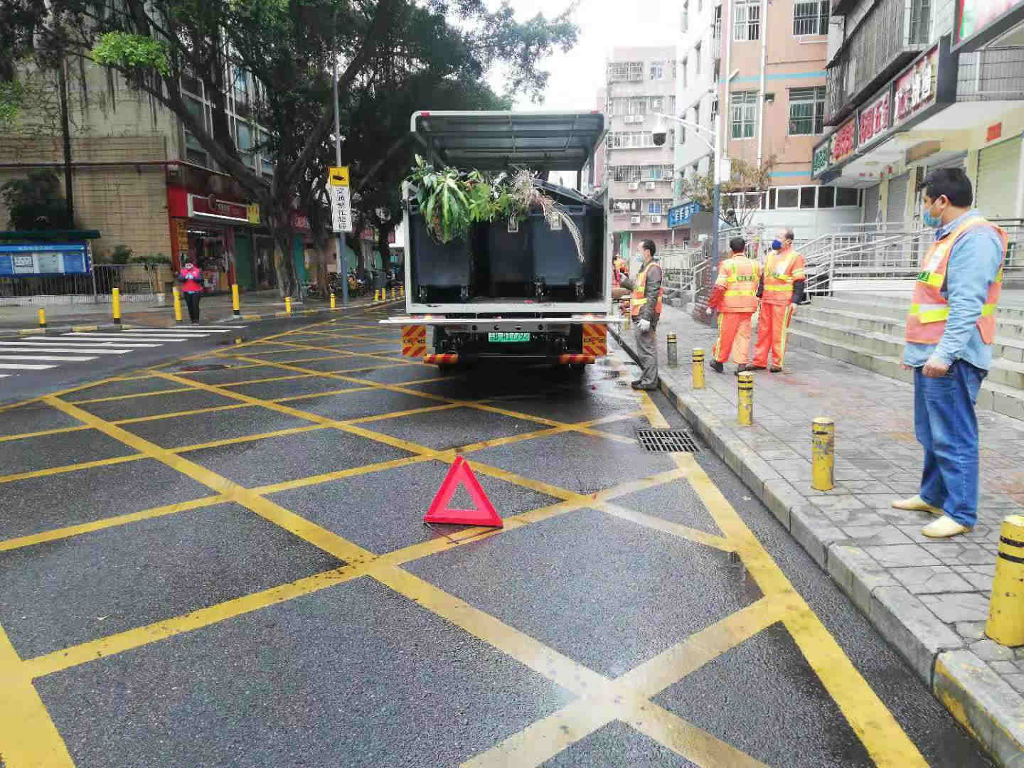 垃圾清运业务如何影响城市居民的生活质量？