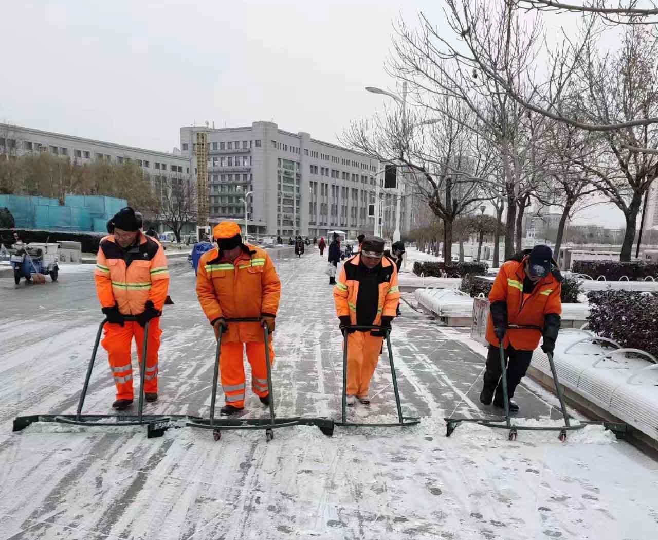 以雪为令 保障出行 | 大雪纷飞而至，918博天堂人清雪忙